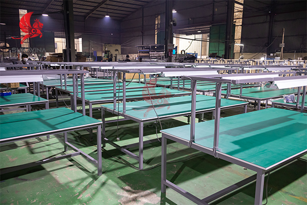 mặt bàn gỗ công nghiệp được dán một lớp thảm xanh chống tĩnh điện ÁSD